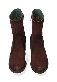 Brązowe zamszowe botki za kostkę o eleganckim designie, z zielonym skórzanym wykończeniem i bocznymi zamkami błyskawicznymi, charakteryzujące się gładką fakturą i okrągłym noskiem.