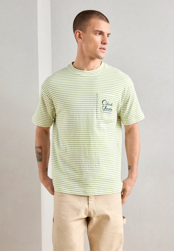 RELAXED FIT POCKET - Print T-shirt - pistachio