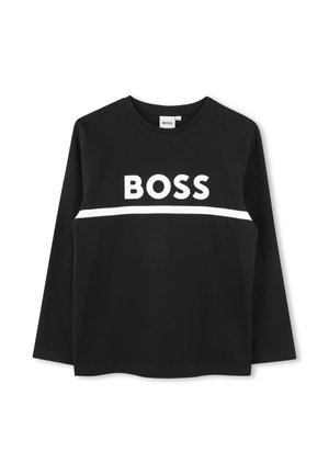 Zwart shirt met lange mouwen en een witte horizontale streep over de borst, met in het midden boven de streep in dikke witte letters het woord "BOSS".