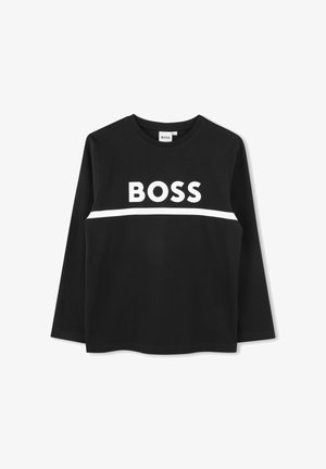 Chemise noire à manches longues avec une bande horizontale blanche traversant la poitrine et un texte blanc audacieux "BOSS" centré au-dessus de la bande.
