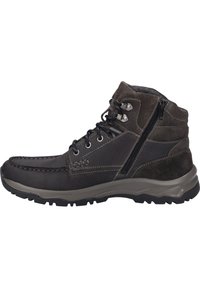 Stivaletti alla caviglia in pelle marrone e suede con suola in gomma nera, cuciture a contrasto, zip laterale e design con lacci.