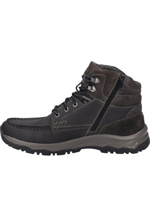 Bota de piel marrón y ante hasta el tobillo con suela de goma negra, costuras en contraste, cremallera lateral y diseño con cordones.