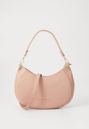 Rózsaszín bőr válltáska texturált elülső résszel, dombornyomott logóval, arany színű kiegészítőkkel és egyetlen pánttal. Karcsú, ívelt forma.