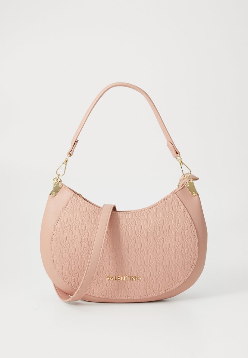 Bolsa de ombro em pele rosa com uma frente texturizada, logo em relevo, acabamentos dourados e uma alça única. Forma elegante e curvada.