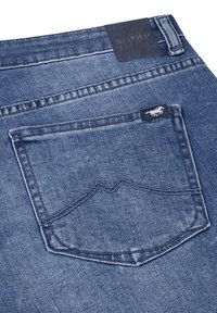 Denim jeans met een donkerblauwe wassing, een gestikte achterzak met een gebogen bovenrand, en een leren label bij de tailleband.