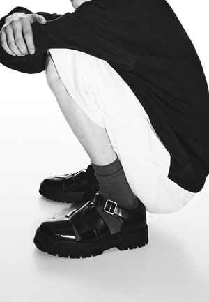 Bershka CAGE - Pohodni sandali - black