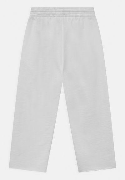 Calças de treino de algodão cinza com cintura elástica, apresentando uma textura suave e um design de perna reta. Sem padrões ou acentos visíveis.