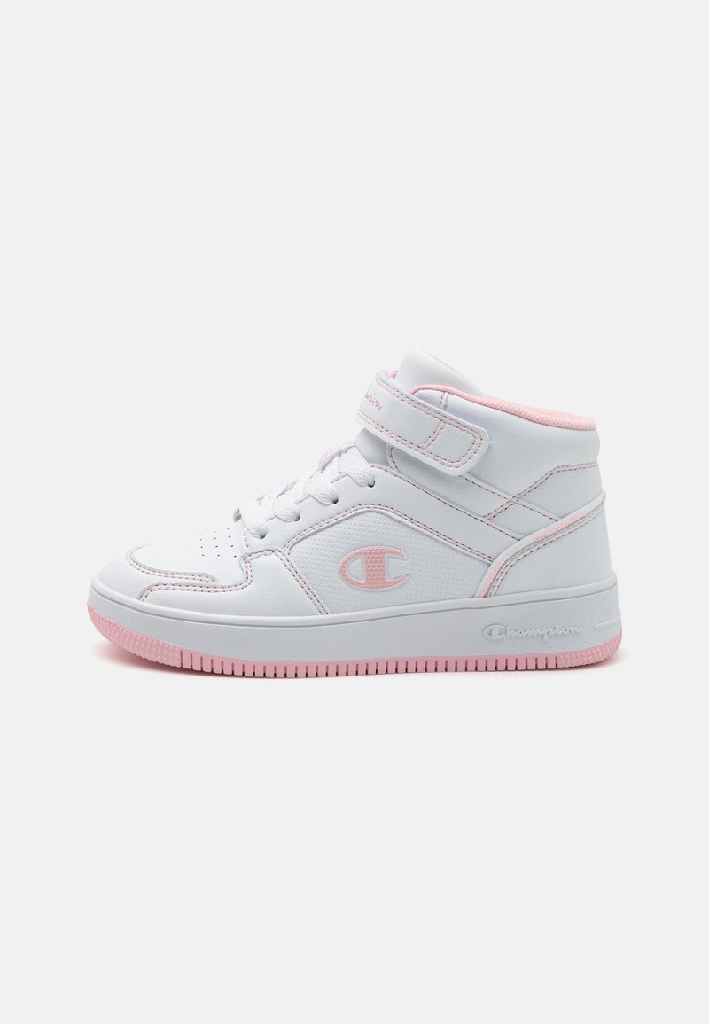 Baskets mi-hautes blanches avec des accents roses, en matériau semblable au cuir, fermeture à lacets à l'avant, sangle en velcro, bout perforé et semelle en caoutchouc.
