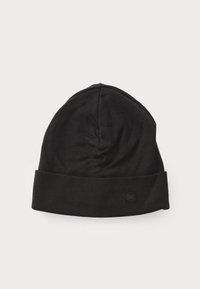 Sort beanie-hat lavet af blødt stof med en foldet kant. Har en lille logo-patch foran og en glat tekstur.