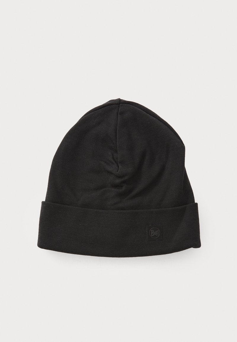 Sort beanie-hat lavet af blødt stof med en foldet kant. Har en lille logo-patch foran og en glat tekstur.