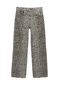 Jeans de pierna ancha con estampado de leopardo en gris y negro, que cuentan con detalles clásicos de denim, cinco bolsillos, cierre de botón y una suave textura de algodón.