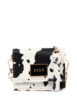 Cartera rectangular pequeña con estampado de vaca en blanco y negro, placa con el logo dorado MSGM y correa de cadena dorada en los laterales.