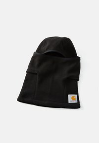 Černá fleecová kapuce s přední kapsou, která má bílou etiketu s oranžovým logem. Měkká textura, teplý design a praktický styl.