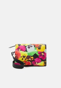 Clutch rettangolare con stampa di fiori di pansy multicolori e tracolla nera staccabile su sfondo bianco.