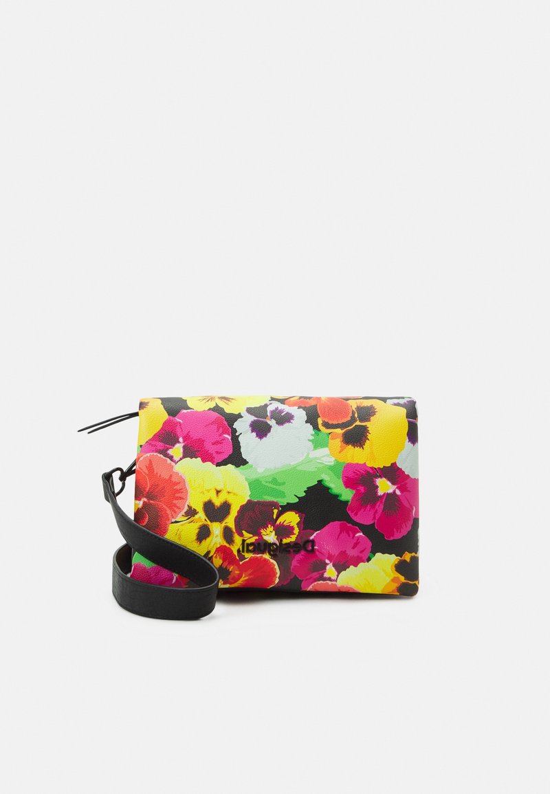 Clutch rettangolare con stampa di fiori di pansy multicolori e tracolla nera staccabile su sfondo bianco.