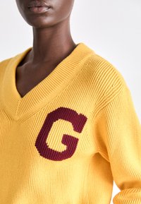 GANT VARSITY VNECK - Camisola - faded sunset
