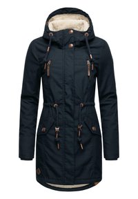 Veste parka bleu marine avec une capuche doublée en fausse fourrure, taille à cordon et accents bronze. Elle dispose de deux poches latérales et d'une doublure intérieure douce.