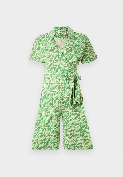 Combinaison verte avec un motif feuillu, manches courtes et une ceinture à nouer à la taille, fabriquée en tissu léger avec une texture douce.