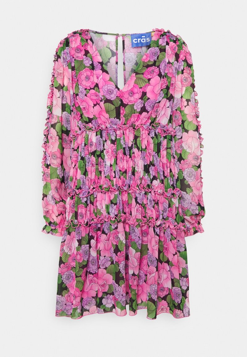 Robe florale avec des motifs roses et verts sur fond noir, réalisée en tissu léger, avec un design à volants et des manches longues.