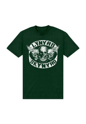 Ciemnozielona koszulka z białą grafiką skrzydlatej czaszki nad skrzyżowanymi kośćmi oraz napisem „Lynyrd Skynyrd” nad i pod wzorem.