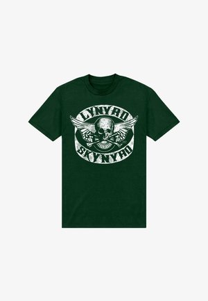 Ciemnozielona koszulka z białą grafiką skrzydlatej czaszki nad skrzyżowanymi kośćmi oraz napisem „Lynyrd Skynyrd” nad i pod wzorem.