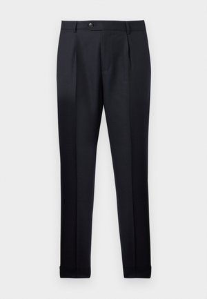 Ανδρικό μαύρο επίσημο παντελόνι με πιέτες μπροστά, θηλιές για ζώνη, κλείσιμο με κουμπί και ρεβέρ στα τελειώματα, σε λευκό φόντο.