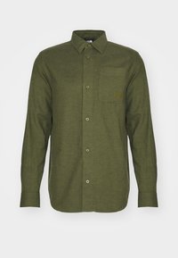 Camisa button-up de color verde olivo hecha de tela texturizada, con cuello, mangas largas y un bolsillo en el pecho con un logo en relieve.