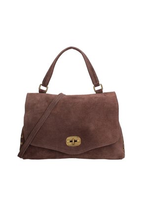 Sac à main en daim marron avec un rabat, une fermeture à bouton doré et une bandoulière amovible. Présente des accents cloutés sur les côtés et une texture douce.