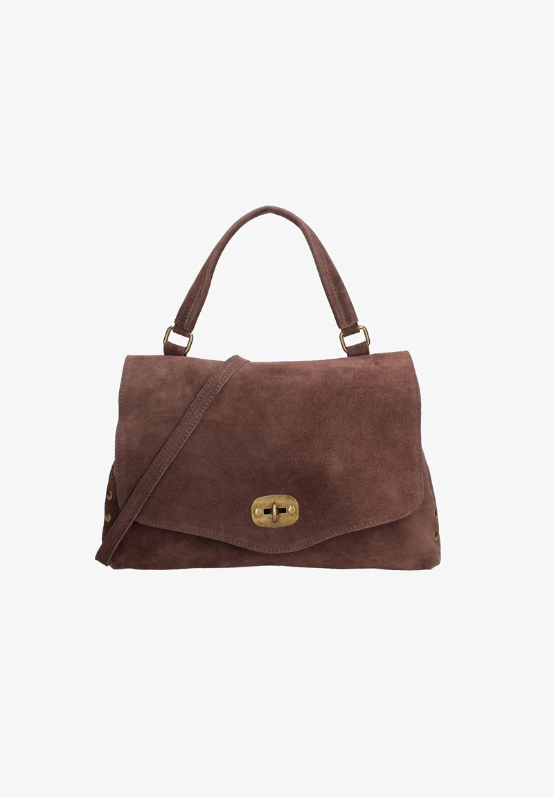 Sac à main en daim marron avec un rabat, une fermeture à bouton doré et une bandoulière amovible. Présente des accents cloutés sur les côtés et une texture douce.