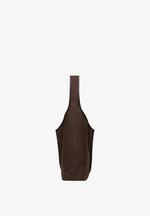 Brązowa torba typu tote z zamszu z pojedynczym paskiem i czarną lamówką, z wytłoczonym napisem „La Maria” w pobliżu środka na dole.