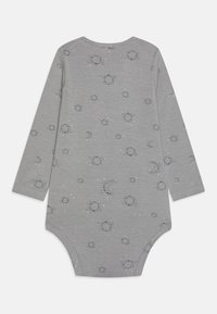 Szürke, hosszú ujjú bodyszut, amelyet sötétkék pettyes minta és csillogó akcentusok díszítenek. Puha pamut anyag, kerek nyakkivágással és patentos záródással.