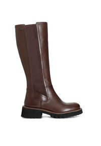 Bota de cuero marrón hasta la rodilla con paneles laterales elásticos, punta redondeada y suela de goma negra con un patrón de textura.