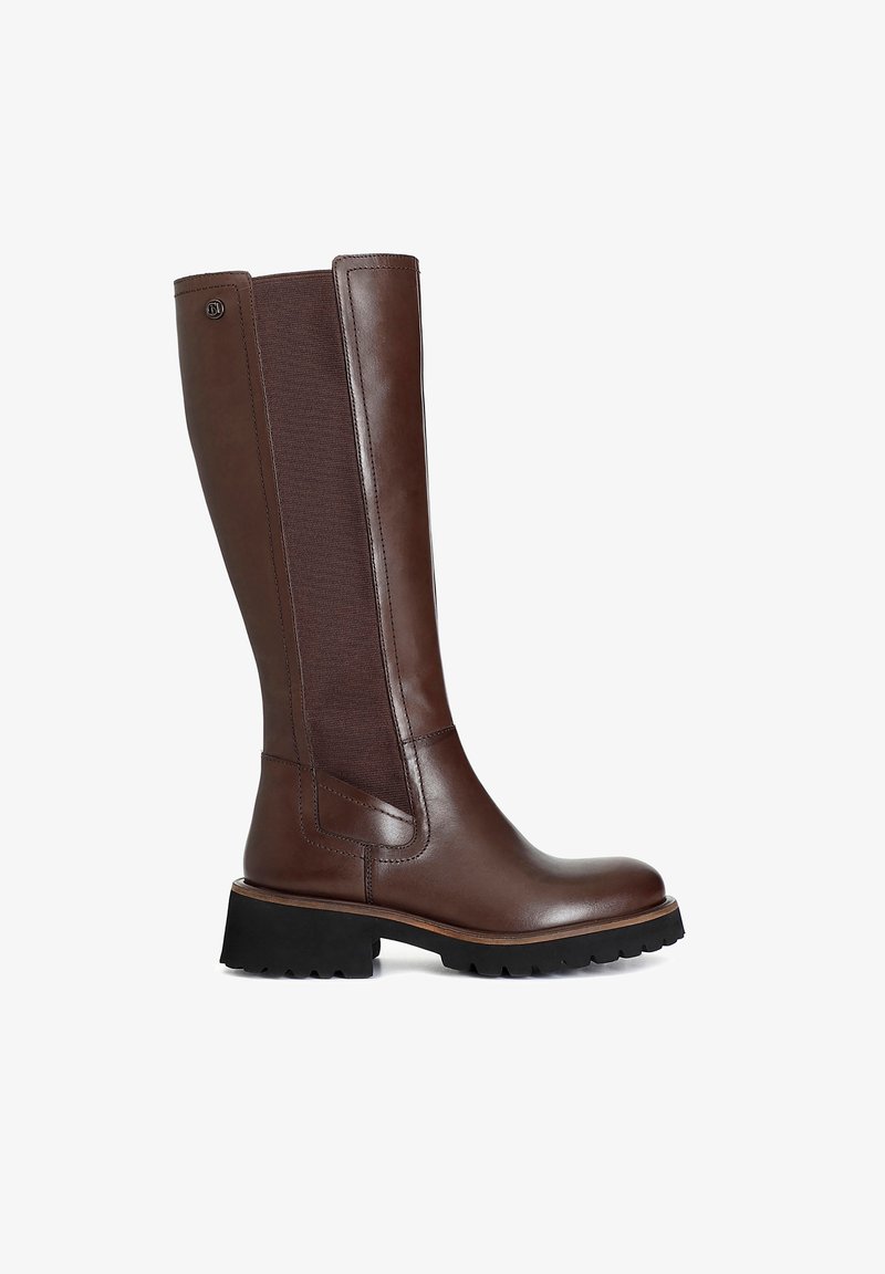 Boot din piele maro, până la genunchi, cu panouri elastice pe laterale, vârf rotund și talpă din cauciuc negru, cu un model texturat de crampoane.