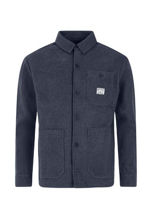 Donkergrijze button-up jas met een kraag, drie voorzakken en een klein merkembleem op de bovenste linkse zak.