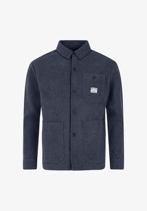Donkergrijze button-up jas met een kraag, drie voorzakken en een klein merkembleem op de bovenste linkse zak.