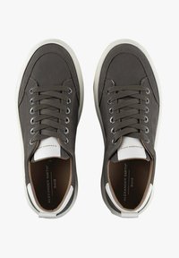 Sneakers in tessuto grigio con suola in gomma bianca, punta tonda, occhielli in metallo e lacci abbinati. Presentano un talloncino posteriore bianco con marchio.