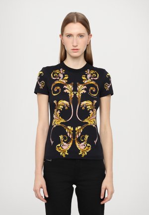 Sort t-shirt med korte ærmer og intrikate gule og lyserøde blomster mønstre. Tæt design, blød tekstur, rund halsudskæring.