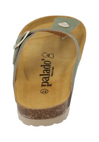 Fußbett-Sandale mit Korksohle, oberer Teil aus grülem Wildleder und brauner Lederinnensohle. Verfügt über einen dekorativen Riemen und eine verstellbare Schnalle.