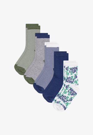 Cinq paires de chaussettes présentant des motifs variés : rayures olives, unies grises, rayures bleues, unies bleu marine, et blanches avec des motifs verts et bleu marine.