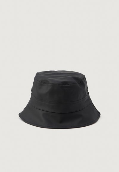 Cappello a secchiello nero realizzato in materiale impermeabile, con una visiera ampia, due cuciture orizzontali attorno alla corona e superficie testurizzata.