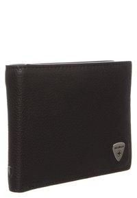 Portafoglio in pelle nera con una superficie liscia, design pieghevole e accentuazione in metallo argento sul davanti. Aspetto compatto e slanciato.
