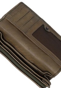 Brun læderpung med flere kortlommer, en lynlåscompartiment og et tekstureret stofpanel. Slidt finish og robuste syninger.