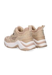 Zapatillas beige con un upper texturizado adornado con cristales, una suela acolchada y un collar acolchado para mayor comodidad y soporte.