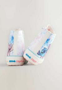 Sneakers alte in tela con un design tie-dye rosa e blu. Presentano illustrazioni di Stitch e Angel, con cerniere laterali e accenti del logo.