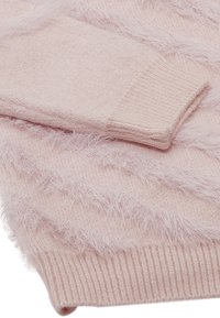 Maglione rosa dalla consistenza morbida con texture a righe orizzontali, maniche a coste e un tessuto morbido che appare leggero e accogliente.