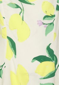 Tecido branco com um padrão de limões amarelos, realçado por folhas verdes. O design apresenta pinceladas audazes e artísticas, com uma textura suave.