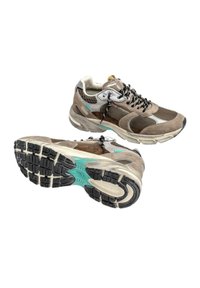 Sneaker marrone e grigio con materiali in rete e suede, lacci neri, linguetta imbottita e un accento turchese sulla suola. Suola in gomma testurizzata.