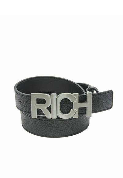Cintura in pelle nera con finitura testurizzata e fibbia logo "RICH" in argento. Presenta un design classico della cintura con fibbia in metallo.