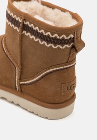 UGG CLASSIC MINI ATHERSON - Støvletter - chestnut