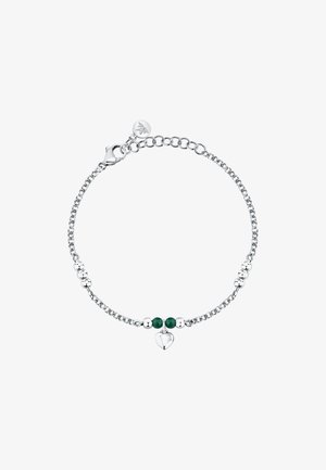 Braccialetto in argento con sfere e due pietre verdi, con un charm a forma di cuore appeso al centro. Lunghezza regolabile.